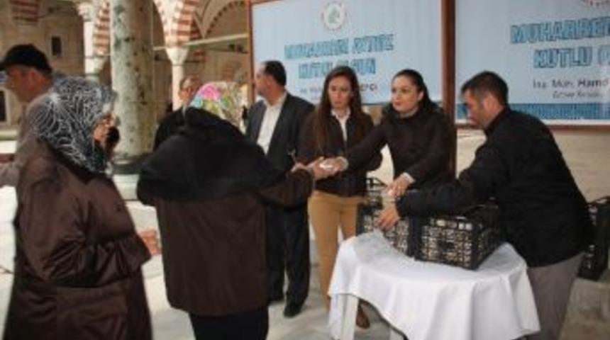 Cuma Namazı &Ccedil;ıkışında Vatandaşlara Aşure Dağıtıldı