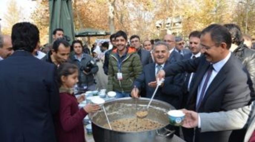 Erciyes &Uuml;niversitesi &Ouml;ğrencilerine &Ouml;zhaseki Ve B&uuml;y&uuml;kkılı&ccedil;&rsquo;ın Aşure İkramı
