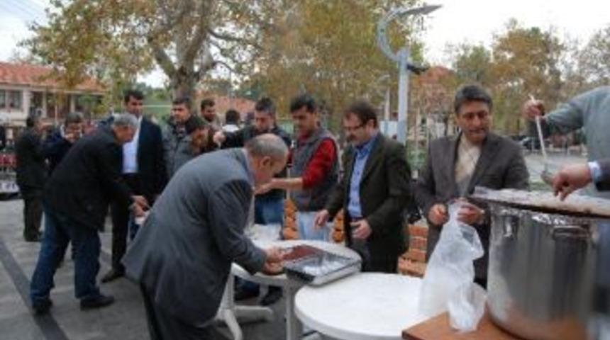 Ak Parti İlçe Başkanlığı Aşure Dağıttı