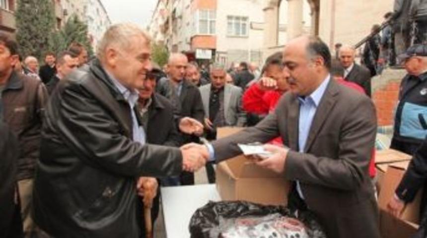 Başkan Karaman Aşure Dağıttı