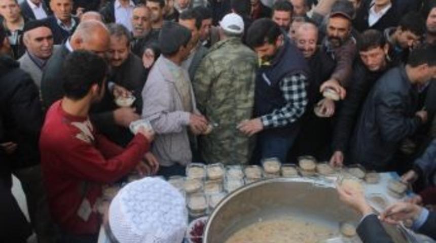 Agd Aşure Dağıttı