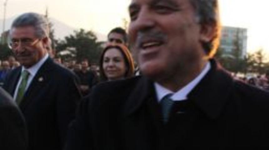 Cumhurbaşkanı Abdullah G&uuml;l, Erzincan&rsquo;da Bakır Tabak İşledi