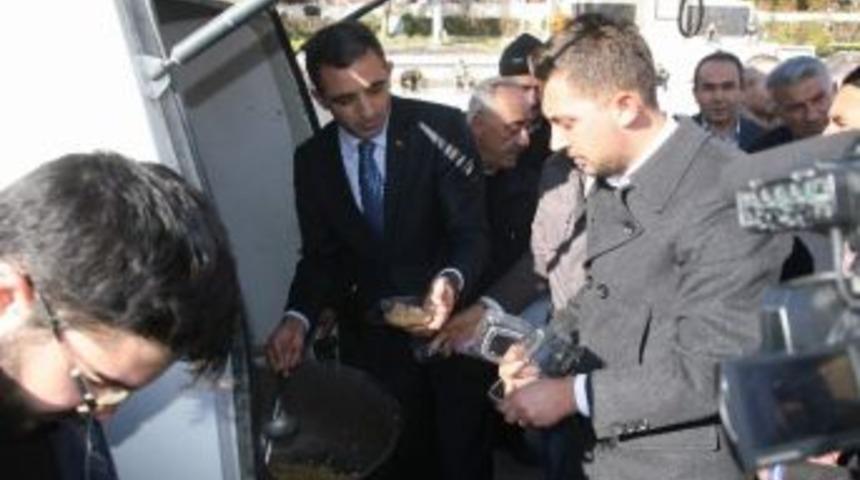 Ak Parti Yozgat Belediye Başkan Aday Adayı A&ccedil;ıkg&ouml;z Vatandaşlara Aşure İkram Etti