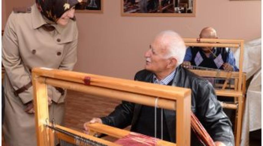 Hayrunnise G&uuml;l Asırlık Nine Ile Kucaklaştı