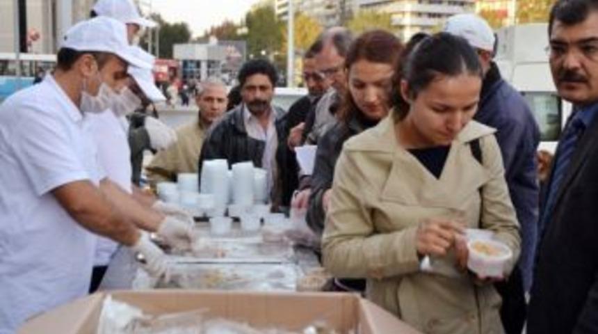 Ankara B&uuml;y&uuml;kşehir Belediyesi 5 Bin Kişiye Aşure Dağıttı