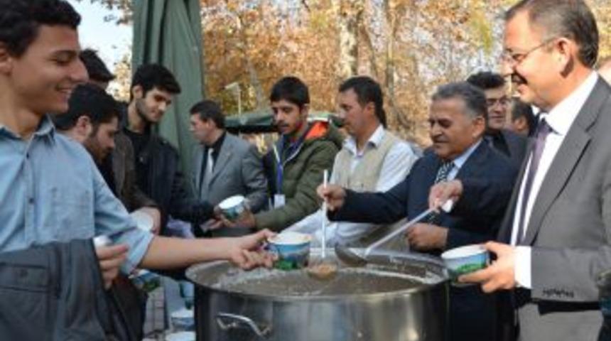 Melikgazi Belediyesi'nden Erciyes &Uuml;niversitesi'nde Aşure Ikramı