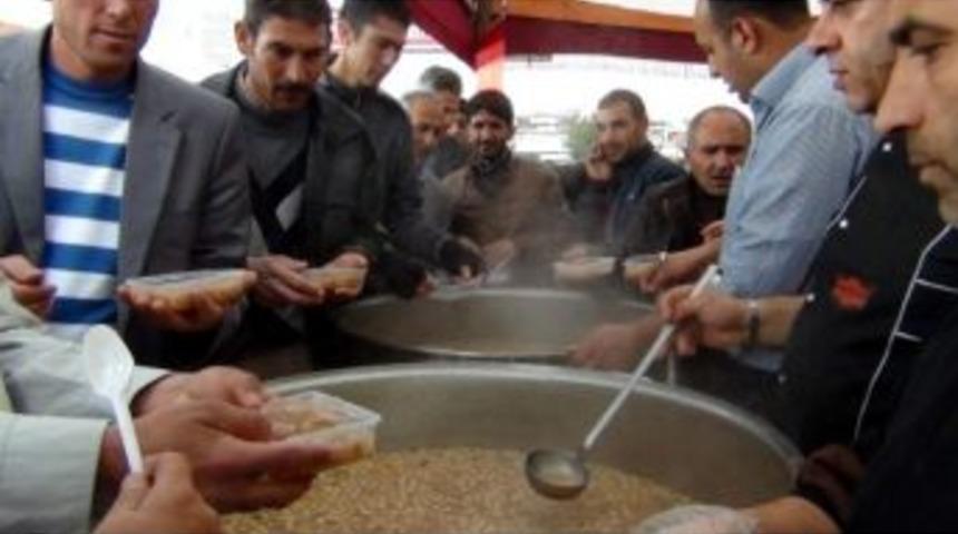 Erciş&rsquo;te 10 Bin Kişiye Aşure Dağıtıldı