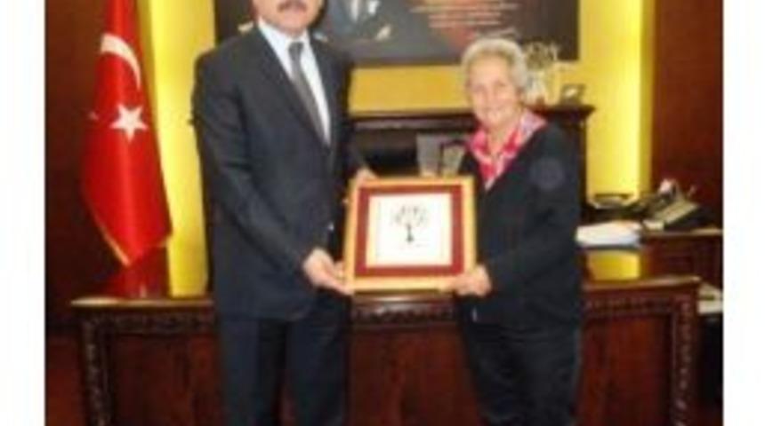 Fatma Cavlu&rsquo;dan Katkı Verenlere Teşekk&uuml;r Plaketi