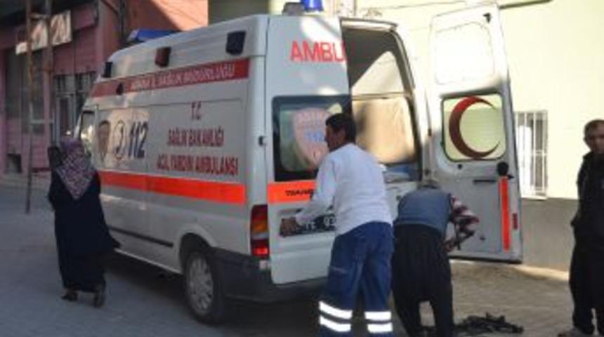 Kozan'da Ambulans Otomobille &Ccedil;arpıştı