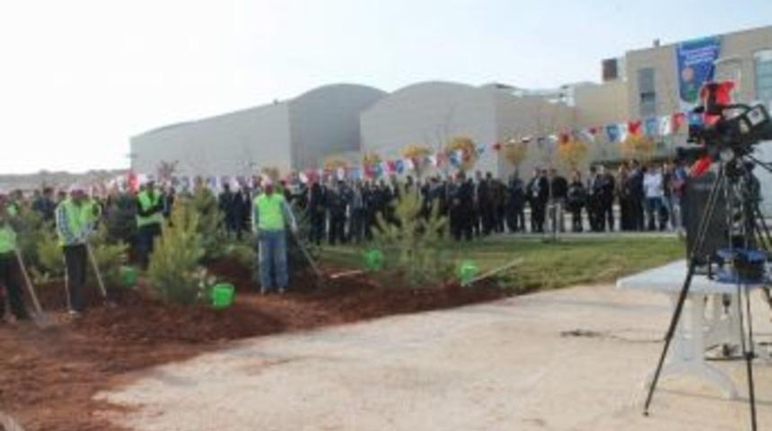 &Uuml;niversitemizi Ağa&ccedil;landırıyoruz Projesi Kapsamında Ahi Evran &Uuml;niversitesi Kamp&uuml;s Alanında Fidan Dikildi