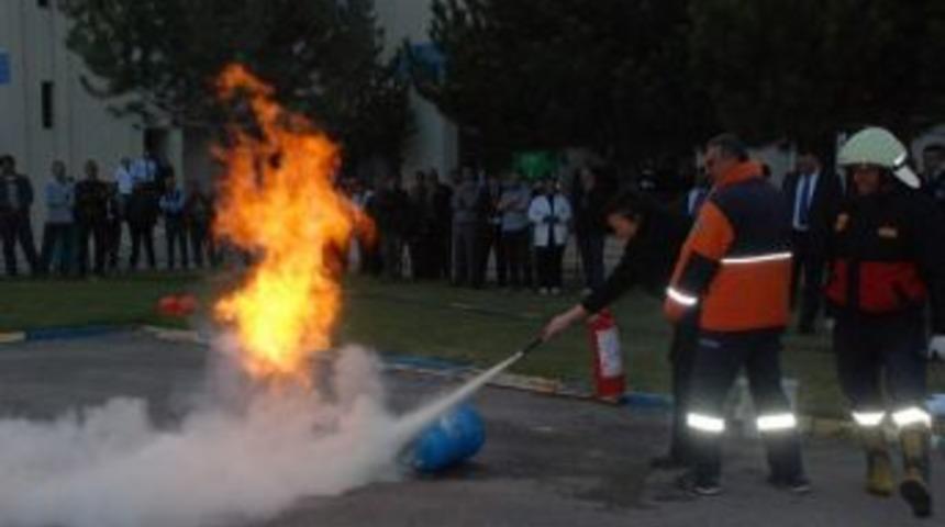 Suşehri&rsquo;nde D&uuml;zenlenen Yangın Tatbikatı Ger&ccedil;eğini Aratmadı