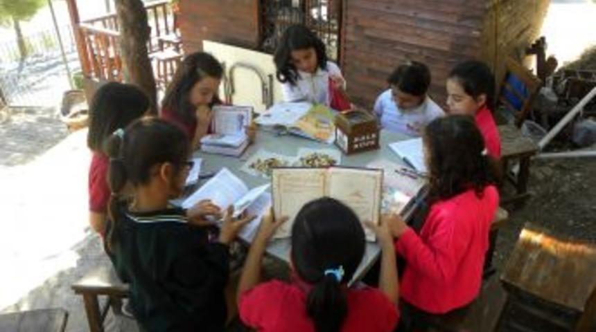 Bur&ccedil; &Ouml;ğrencileri Tarihi Kalede Kitap Okudu