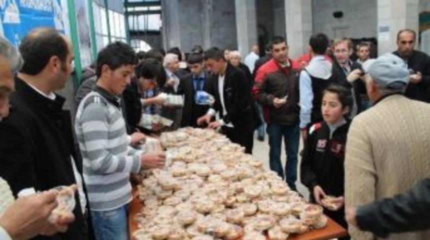 Mhp Akdağmadeni İl&ccedil;e Teşkilatı Ve &Uuml;lk&uuml; Ocakları Aşure Dağıttı