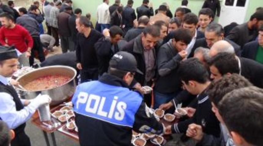 Hakkari'de Polis Aşure Dağıttı