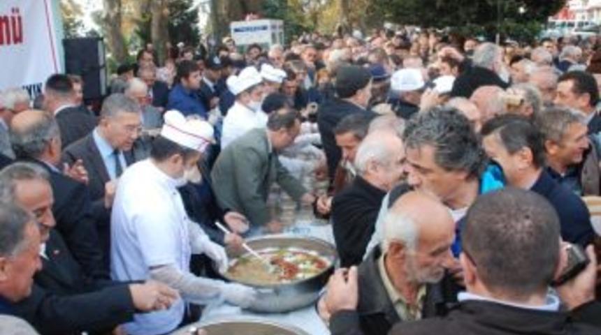 Kdz. Ereğli Belediyesi&rsquo;nin Aşure Dağıtımında İzdiham