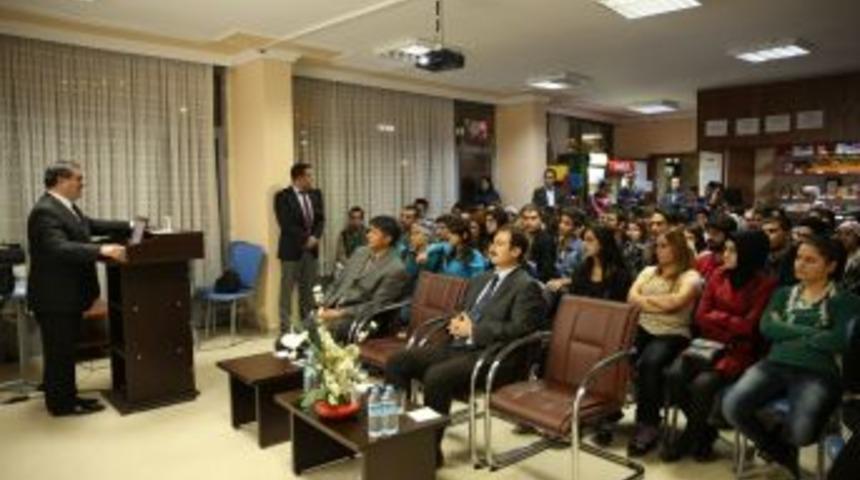 Rekt&ouml;r Akmaz, Yurtta Kalan &Ouml;ğrencilerle Buluştu