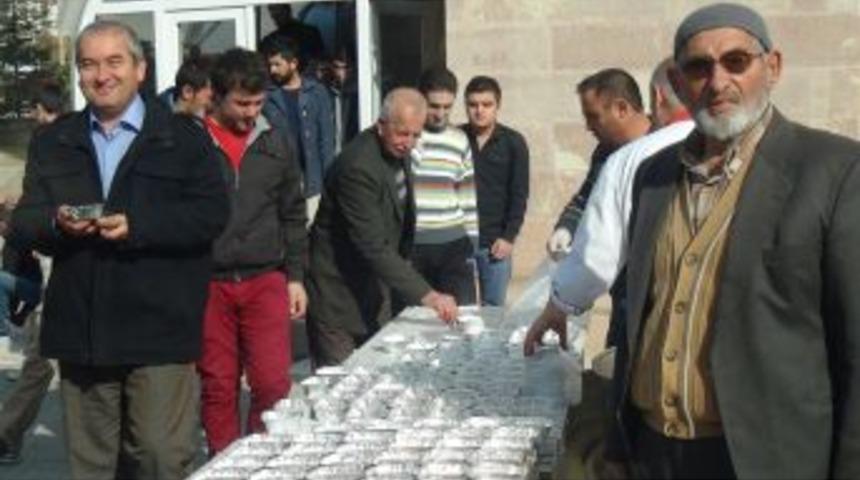 Cuma Namazı &Ccedil;ıkışında Aşure Dağıtıldı