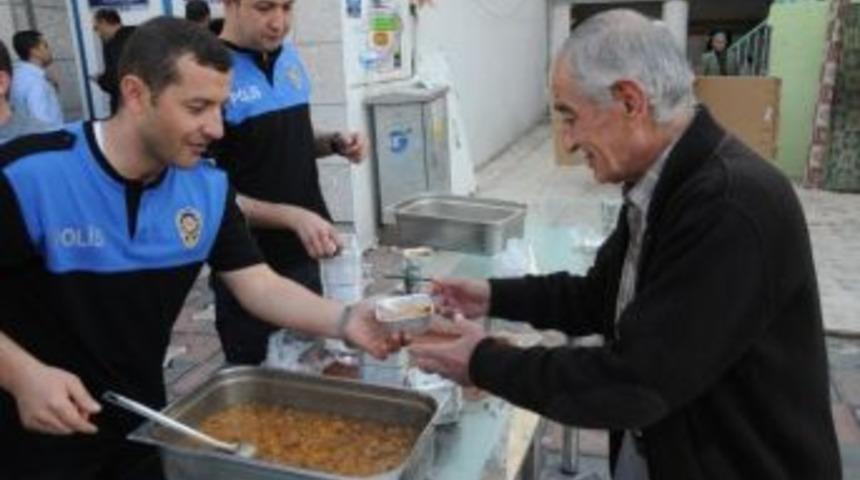 Cizre Polisi 700 Kişiye Aşure Dağıttı