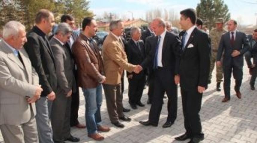 Vali Yurdakul Adilcevazda Aşura Dağıttı