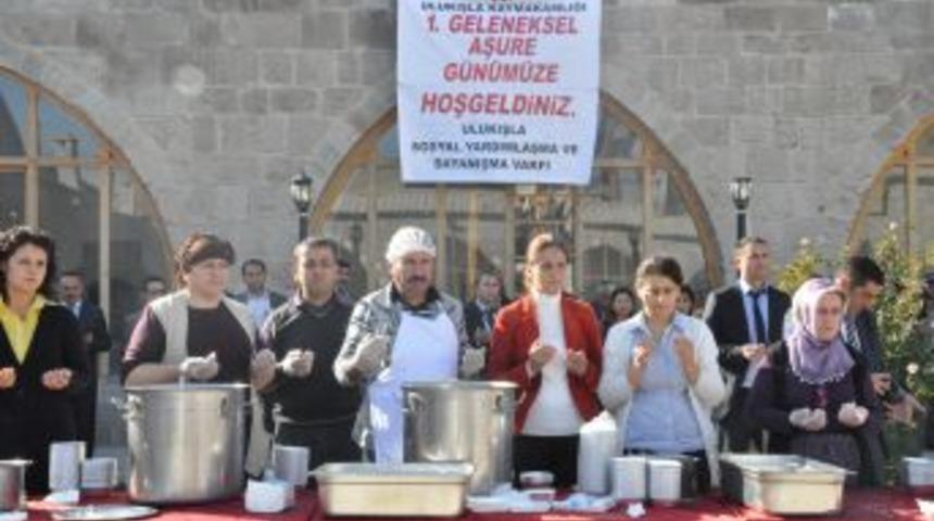 Ulukışla Kaymakamlığı, Vatandaşa Aşure Ikram Etti