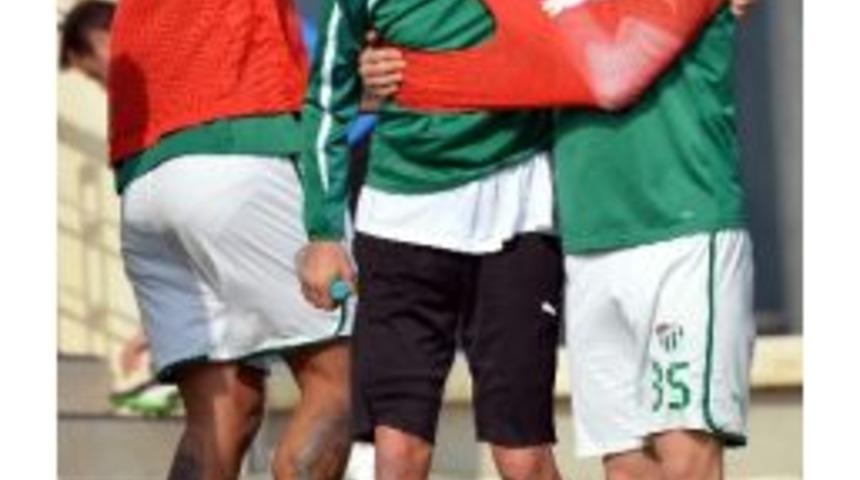 Bursasporlu Futbolculardan Galibiyet Pozu