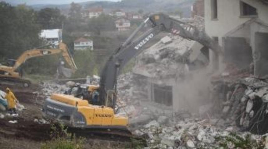 Başiskele&rsquo;de G&ouml;r&uuml;nt&uuml; Kirliliği Oluşturan Binalar Yıkılıyor