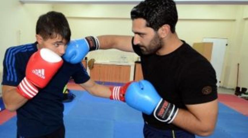 Kars&rsquo;ta &Uuml;niversiteli Boks&ouml;rlerin Hedefi D&uuml;nya Şampiyonluğu