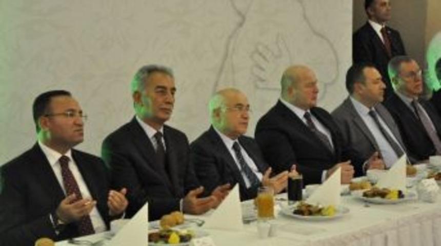 &Ccedil;i&ccedil;ek Ve Bozdağ &ldquo;kardeşliğe Can Feda&rdquo; İftar Yemeğine Katıldı