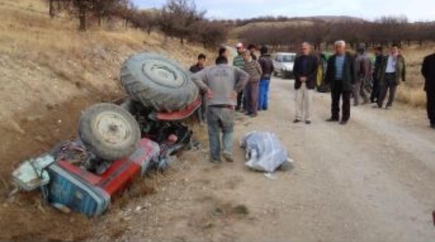 Kadın S&uuml;r&uuml;c&uuml; Kullandığı Trakt&ouml;r&uuml;n Altında Kaldı
