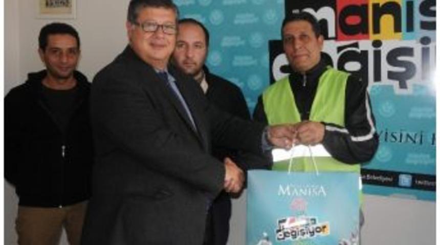 Manisa Belediyesi&rsquo;nde Ayın Temizlik Personeli &Ouml;d&uuml;llendirildi