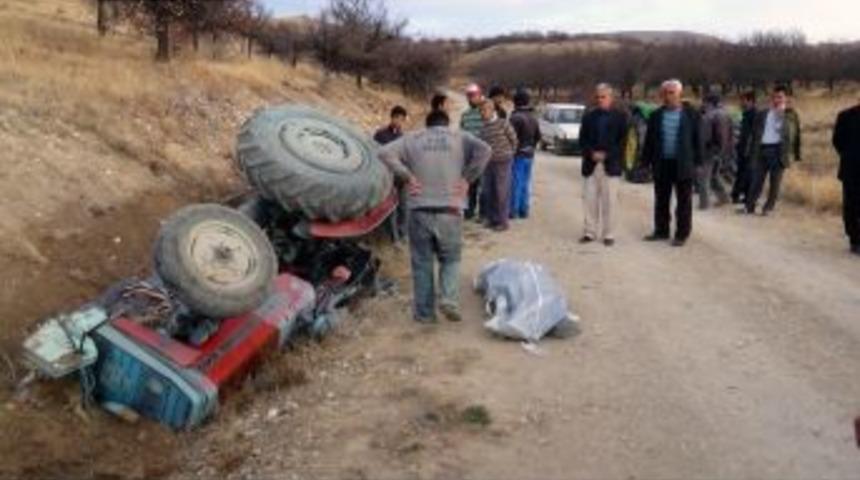 Kullandığı trakt&ouml;r&uuml;n altında kalan kadın s&uuml;r&uuml;c&uuml; &ouml;ld&uuml;
