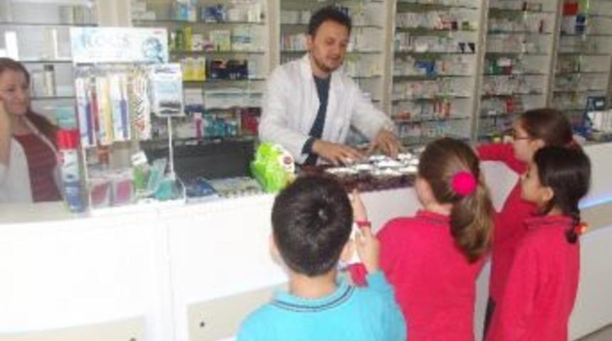 Minik &Ouml;ğrenciler Okullarının &Ccedil;evresindeki Esnafa Aşure Dağıttı