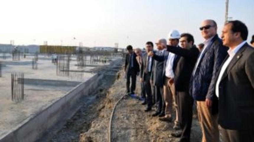 Vali G&uuml;zeloğlu Havaalanı İnşaatını İnceledi