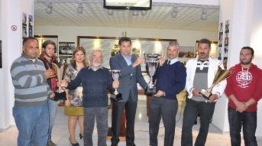 Sts Bodrum Yelkenli Okul Gemisi Mimarına Teşekk&uuml;r Plaketi