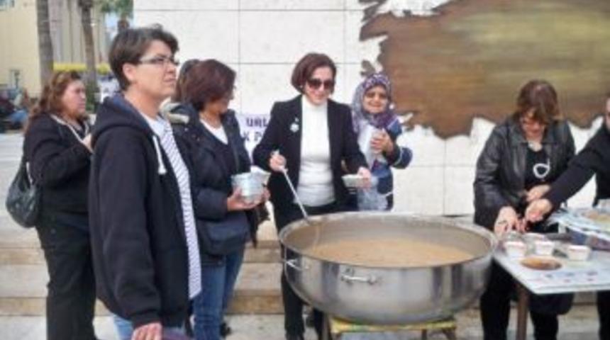 Urla Ak Parti Kadın Kolları Aşure Dağıttı