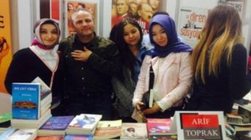 Yazar Arif Toprak, T&uuml;yap&rsquo;ta Sevenleri İle Buluştu