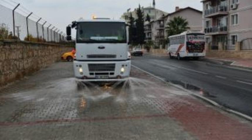 Cadde Ve Sokaklarda Temizlik &Ccedil;alışmaları S&uuml;r&uuml;yor