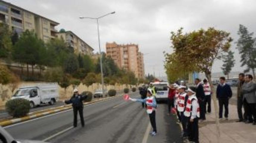 Minik Trafik&ccedil;iler G&ouml;rev Başında