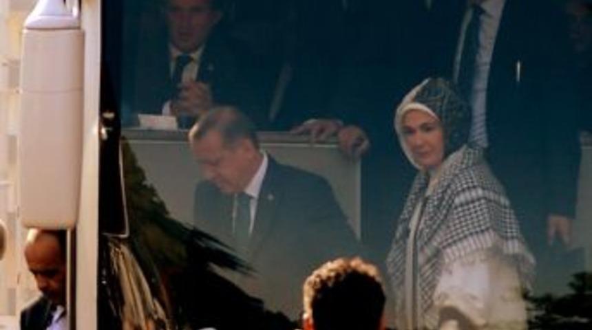 Emine Erdoğan, Diyarbakır B&uuml;y&uuml;kşehir Belediyesi'ni Omuzundaki Poşu İle Ziyaret Etti