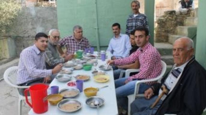 Ev Hanımları Cuma Namazında Sonra Aşure Dağıttı