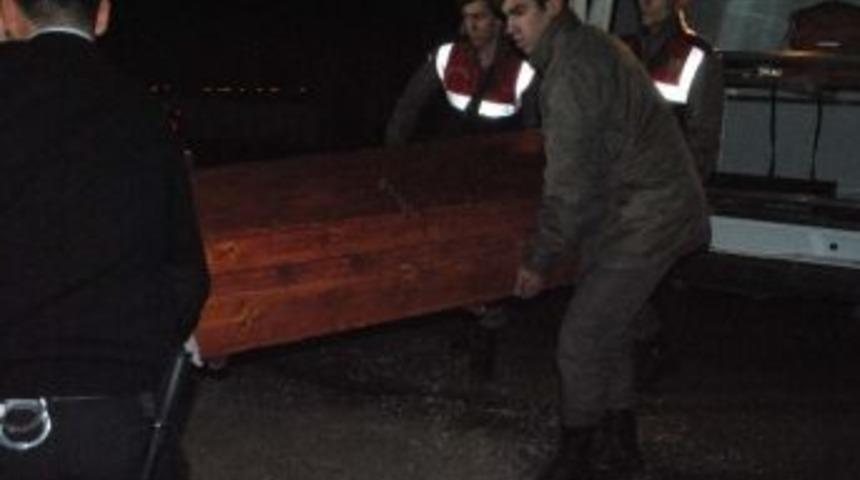 Otomobille Servis Aracı &Ccedil;arpıştı: 2 &Ouml;l&uuml;, 2 Yaralı