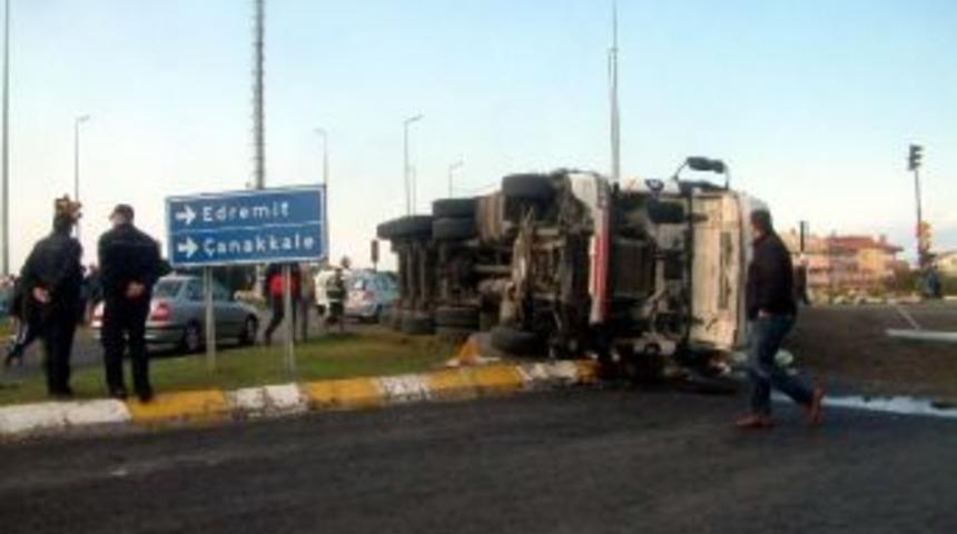 Burhaniye'de Tır Otomobile &Ccedil;arptı