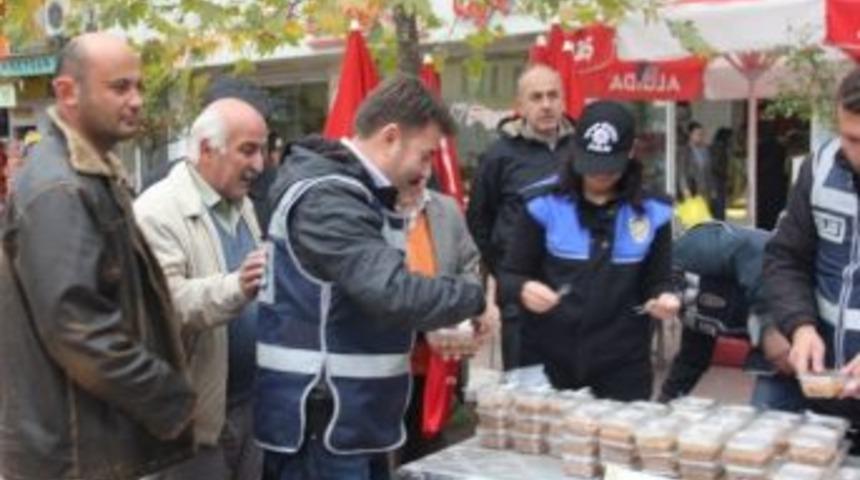 Fatsa Polisi İkinci Kez Aşure Dağıttı