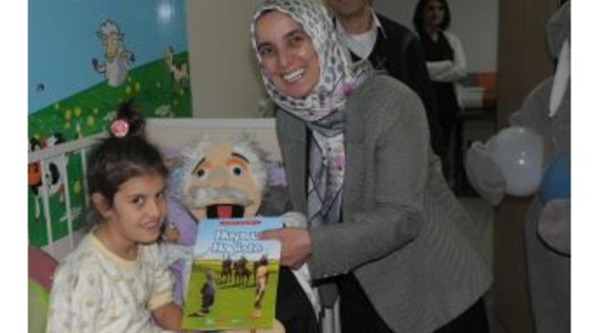 Hasta &Ccedil;ocuklar Hastanede Kitap Okuyor