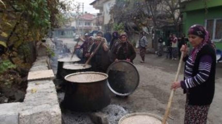 G&ouml;lbaşı İl&ccedil;esinde 7 Kazan Aşure Bin Kişiye Dağıtıldı