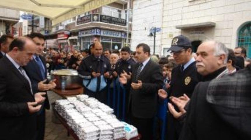 İnebolu Belediyesi Halka Aşure Dağıttı