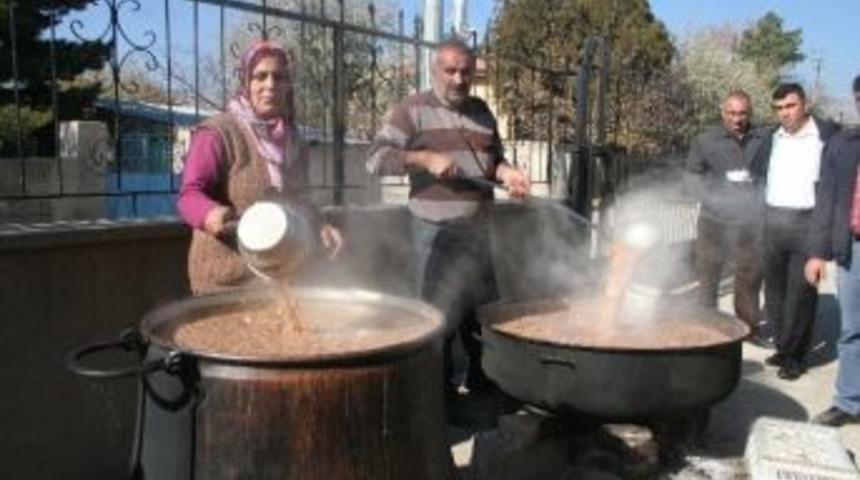 Cemevinde 10 Bin Kişiye Aşure Dağıtıldı