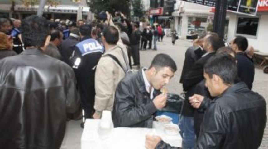 Polis, Vatandaşa Aşure Dağıttı