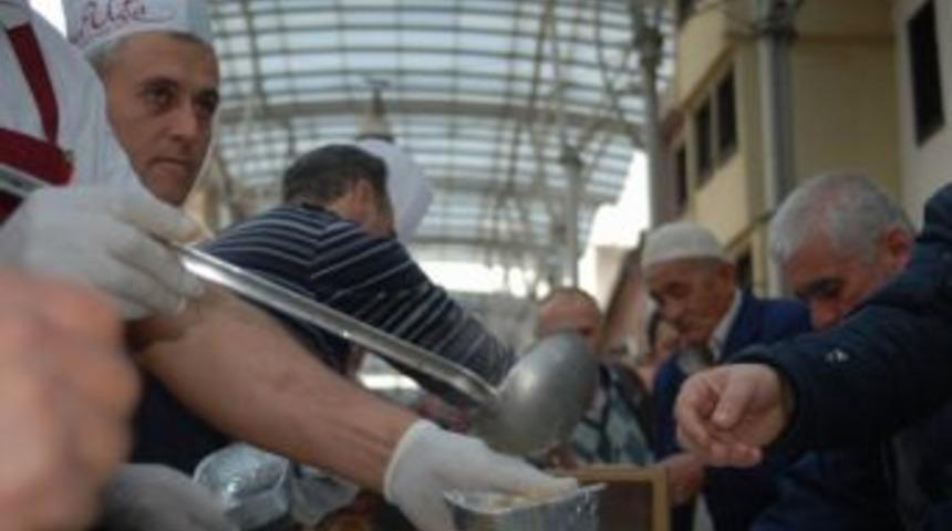 Tuzpazarı Esnafı Aşure Dağıttı