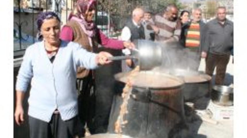 Erzincan'da Yaklaşık 10 Bin Kişiye Aşure Ve Kavurma Ikram Edildi